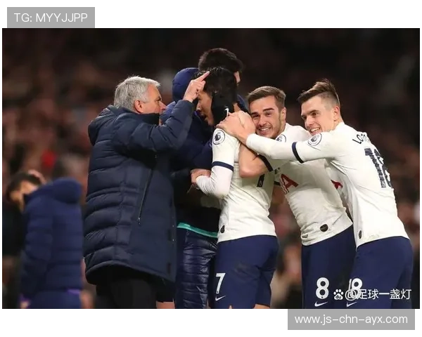 热刺禁区内跑位非常积极